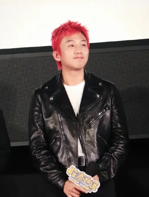 鄧超回應(yīng)染紅發(fā)：因為在拍《刺殺小說家2》 