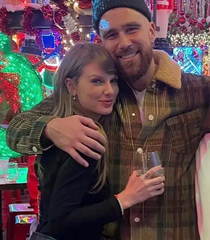 泰勒曬和男友感恩節(jié)合照 親密相擁十分甜蜜 