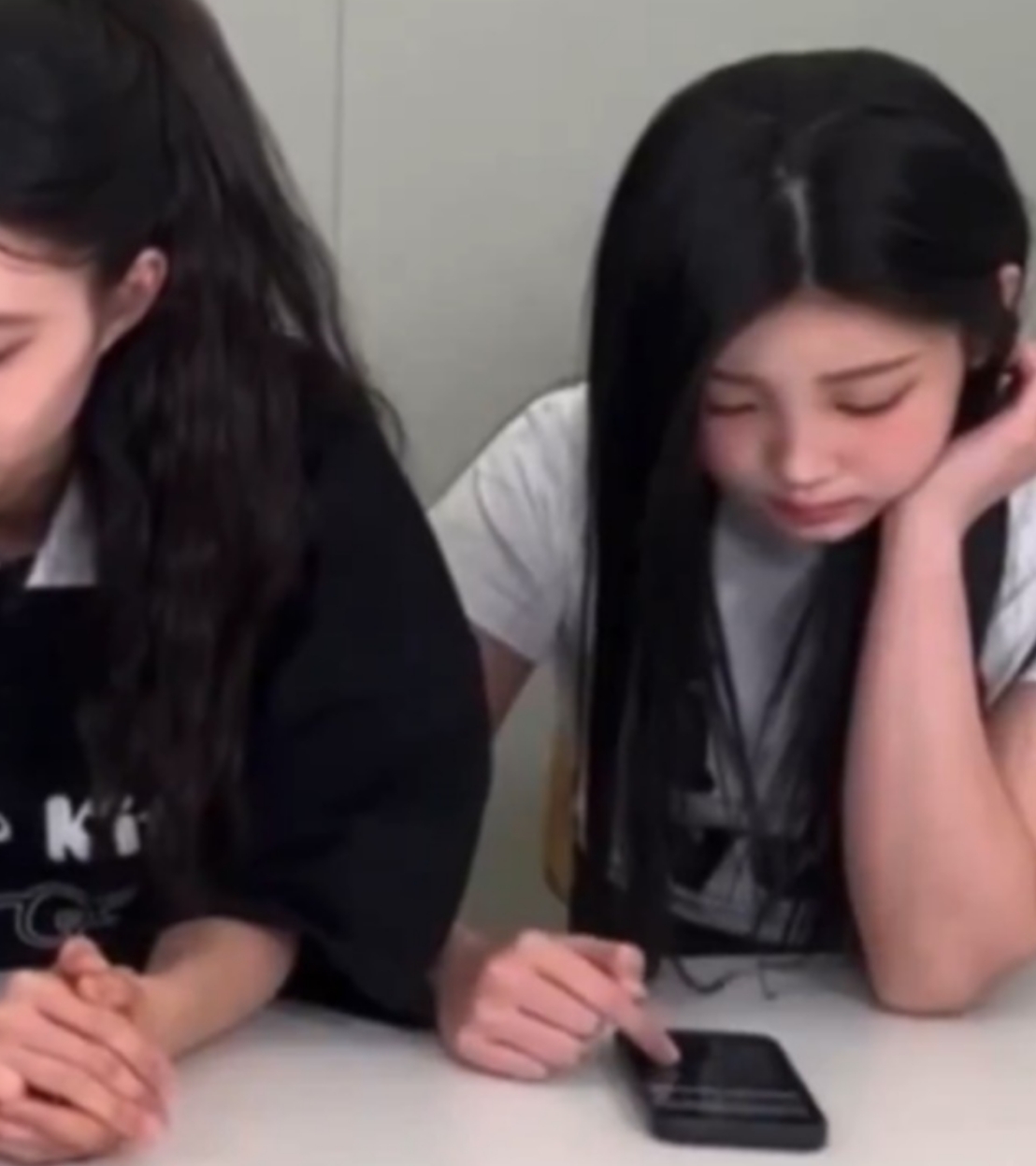 ILLIT沅禧直播刪惡評(píng)是“苦肉計(jì)”？ 工作人員中途遞手機(jī)