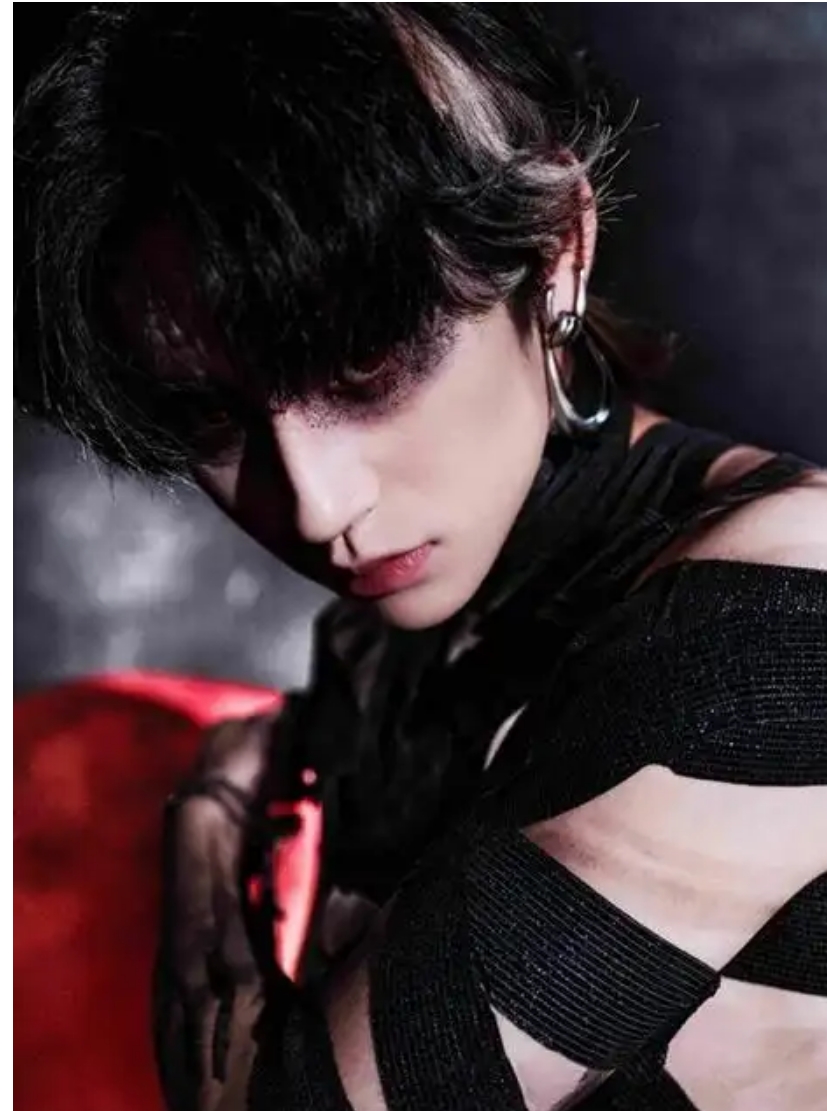 小鬼王琳凱發(fā)布25歲暗黑感生日寫(xiě)真 以夢(mèng)為馬繼續(xù)音樂(lè)征程