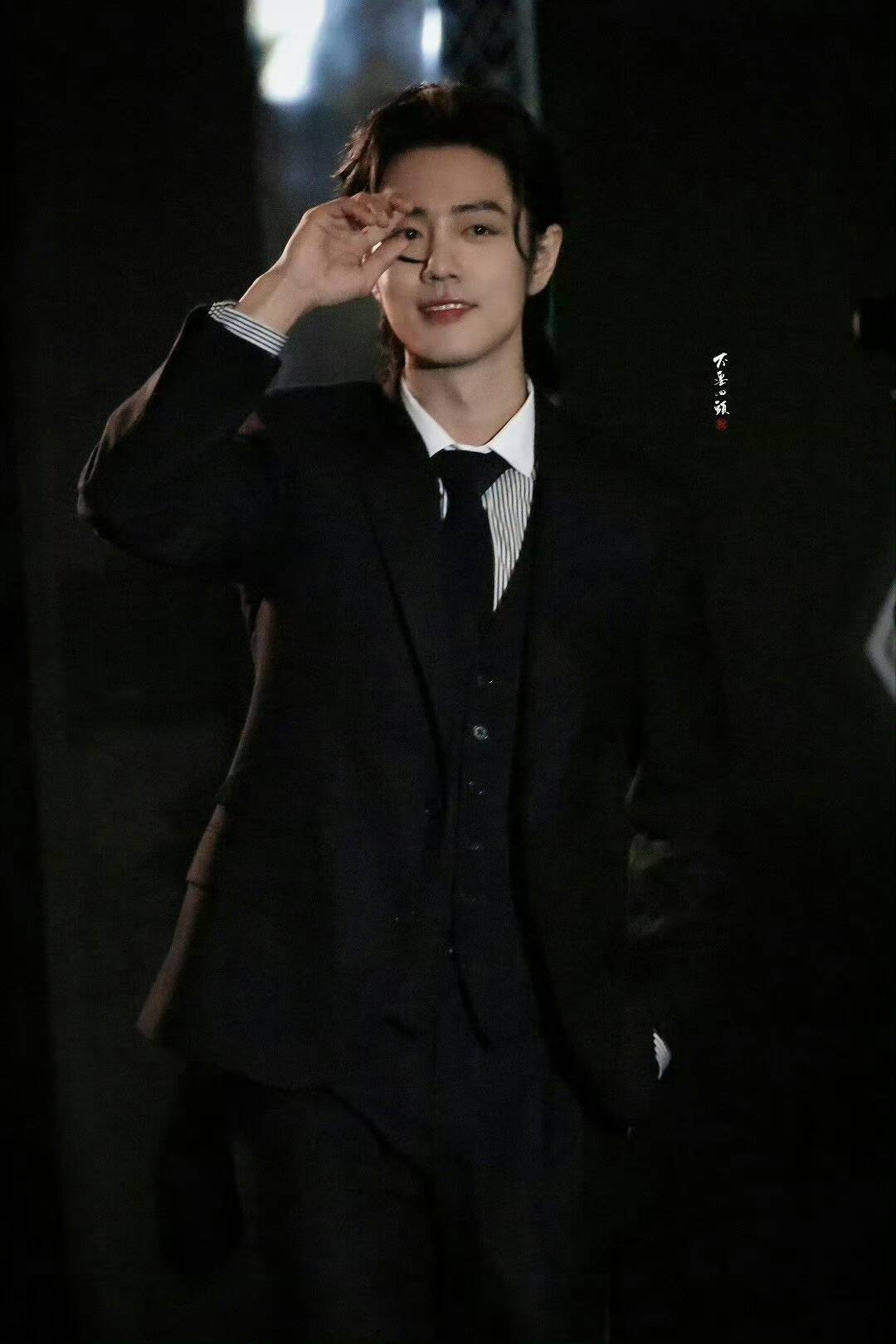 肖戰(zhàn)西裝狼尾亮相新加坡活動(dòng) /壹號(hào)娛樂(lè)